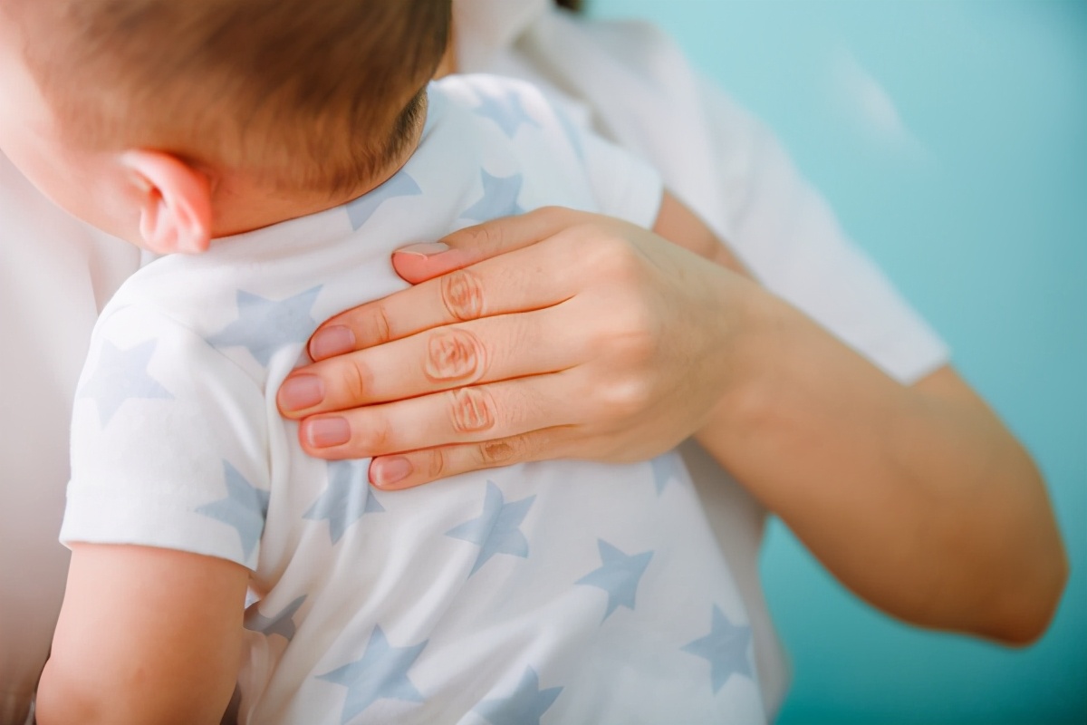 宝宝便秘睡觉可以做排气操吗,宝宝便秘肚子胀最快通便的手法