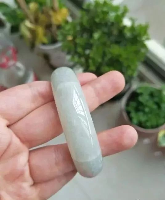 想买个玉镯子应该怎么选,怎么样挑几千玉手镯