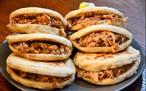 和我在西安街头走一走歌名,推荐一下西安正宗小吃一条街