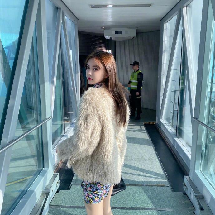 韩安冉穿皮草,韩安冉养女儿花多少