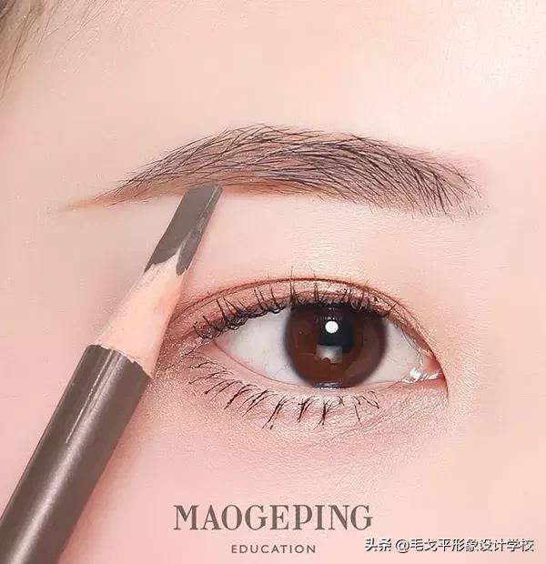 手残党眉毛怎么画不直,手残画眉毛的办法