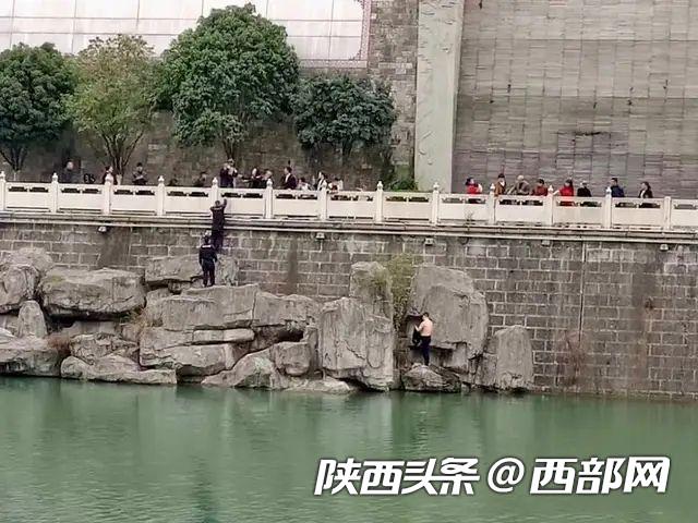 安康3岁孩子坠河过路教师救人获称平利好先生