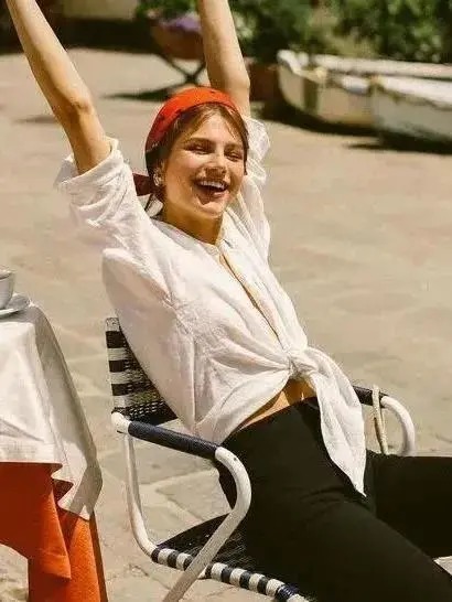 丝巾有什么时髦的使用方法,夏天系丝巾怎样发朋友圈