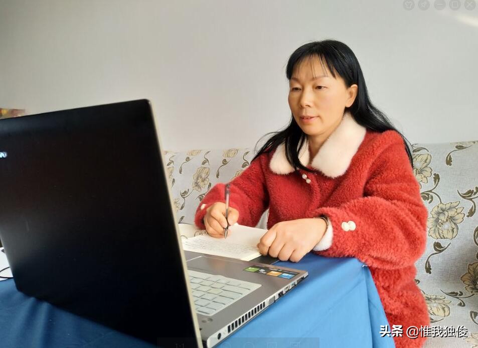 握紧拳头抗击疫情,抗击疫情小手拉大手小学生