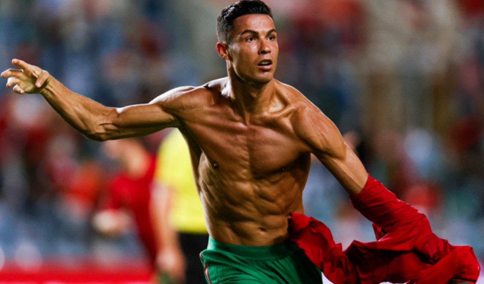 C罗霸气身材令人羡慕，董方卓爆C罗也吃垃圾食品，弗格森改变了他