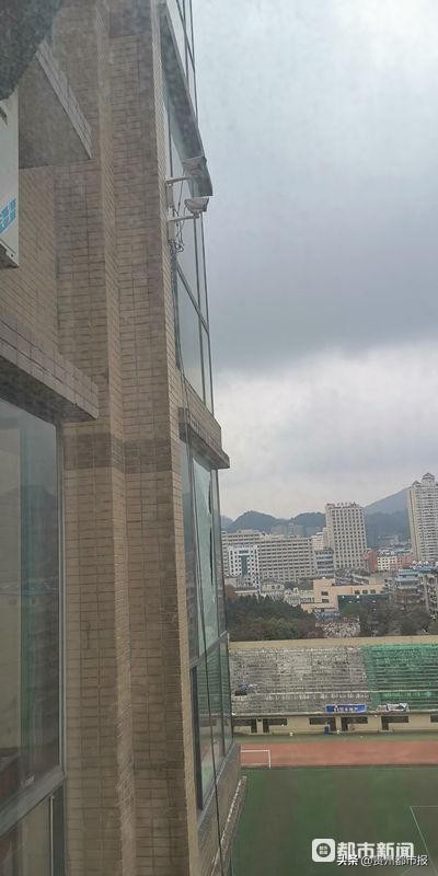 小区玻璃被枪打,玻璃房被枪击