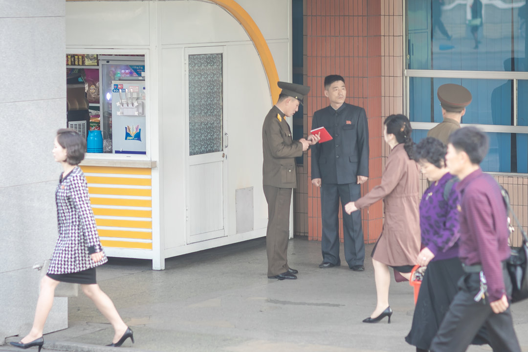 这款中国饮料在朝鲜非常受欢迎，当地人一天工资只够买两瓶