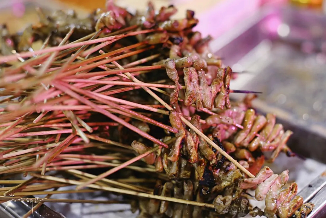 新疆和田夜市什么美食最好吃,和田夜市哪家的胡辣羊蹄好吃