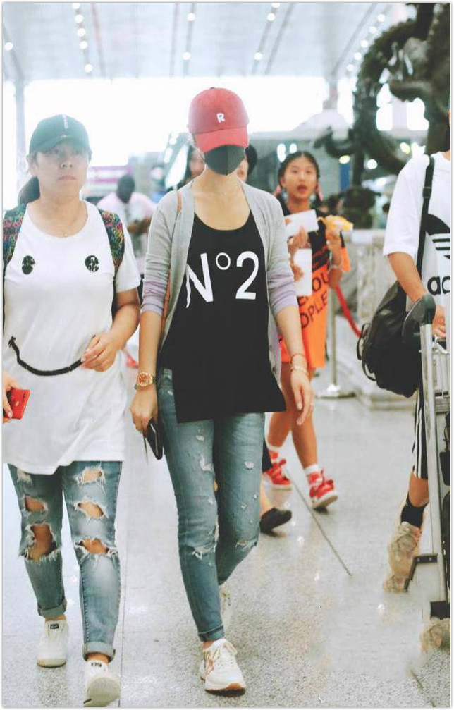 林心如出席活动一身粉红色西装,林心如一身行头多少钱