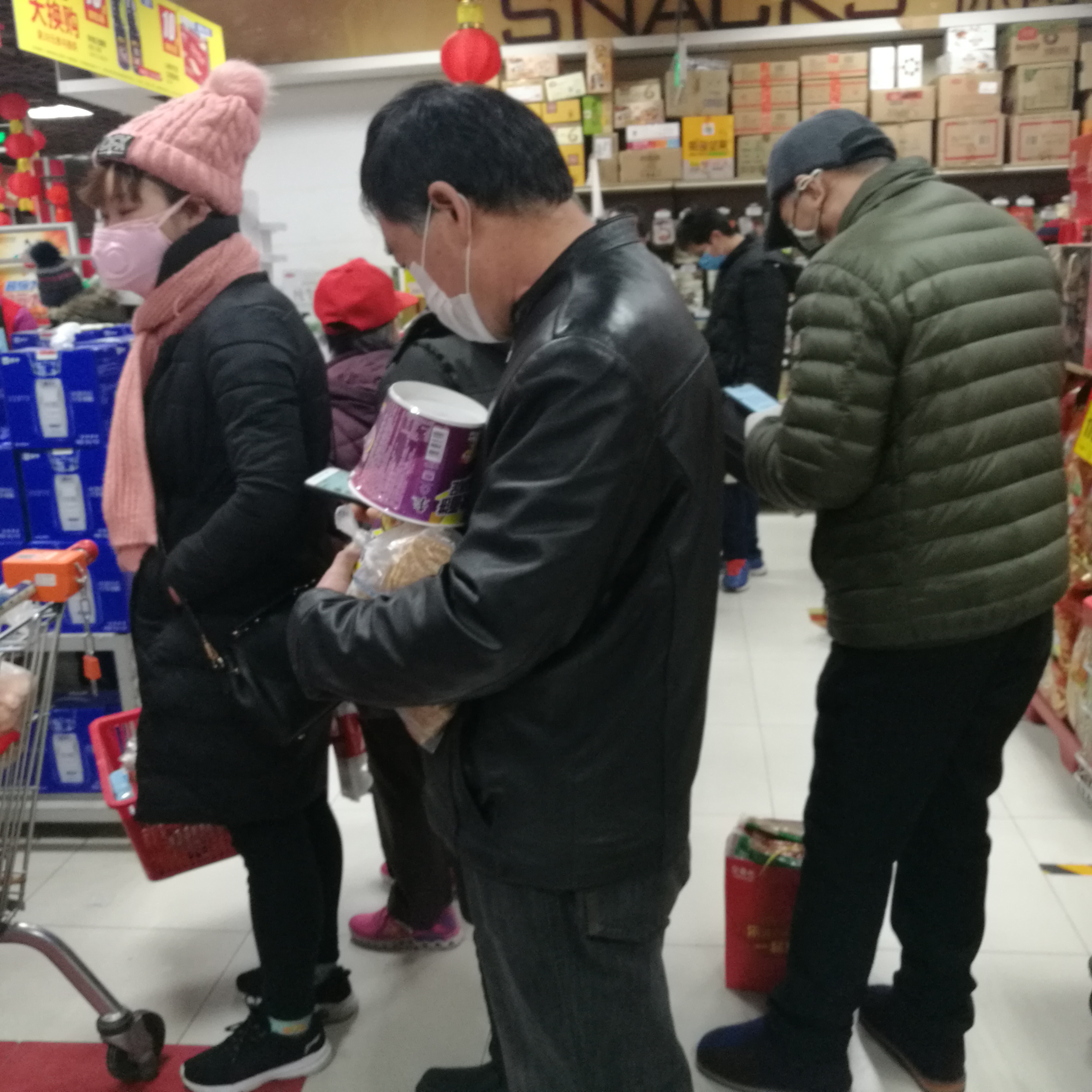 北京超市自助结账软件,超市顾客排长队购物