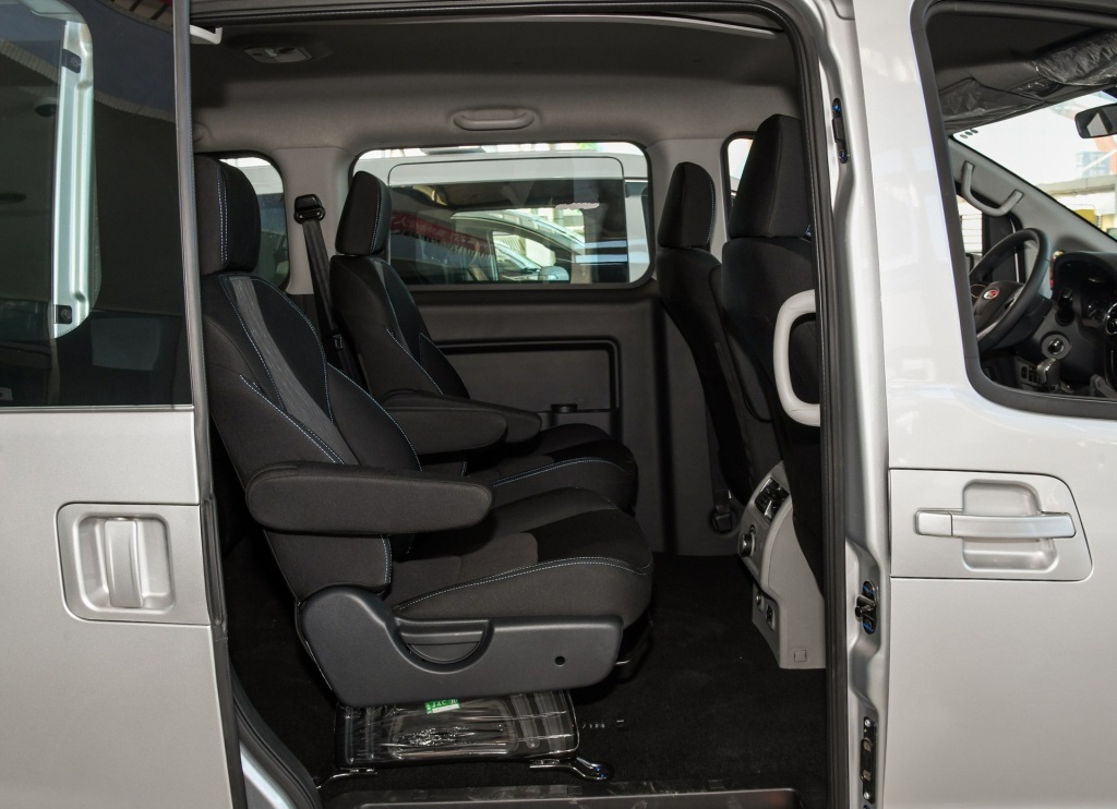 江淮瑞风m3自动挡落地价五菱宏光,五菱宏光plus和江淮瑞风m3哪个好