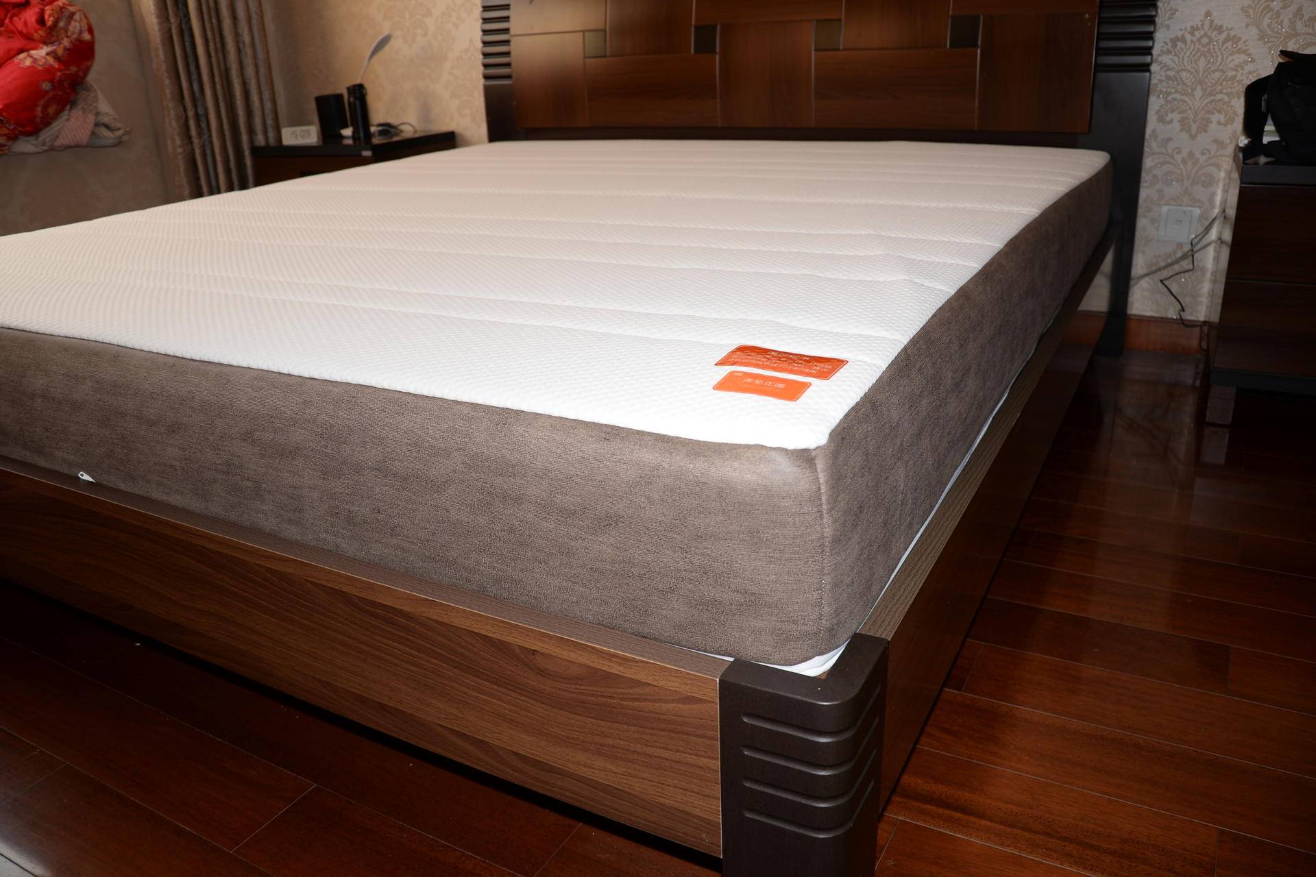 孝敬父母篇二：你们的满意是我的目标—8H黄麻透气护脊床垫