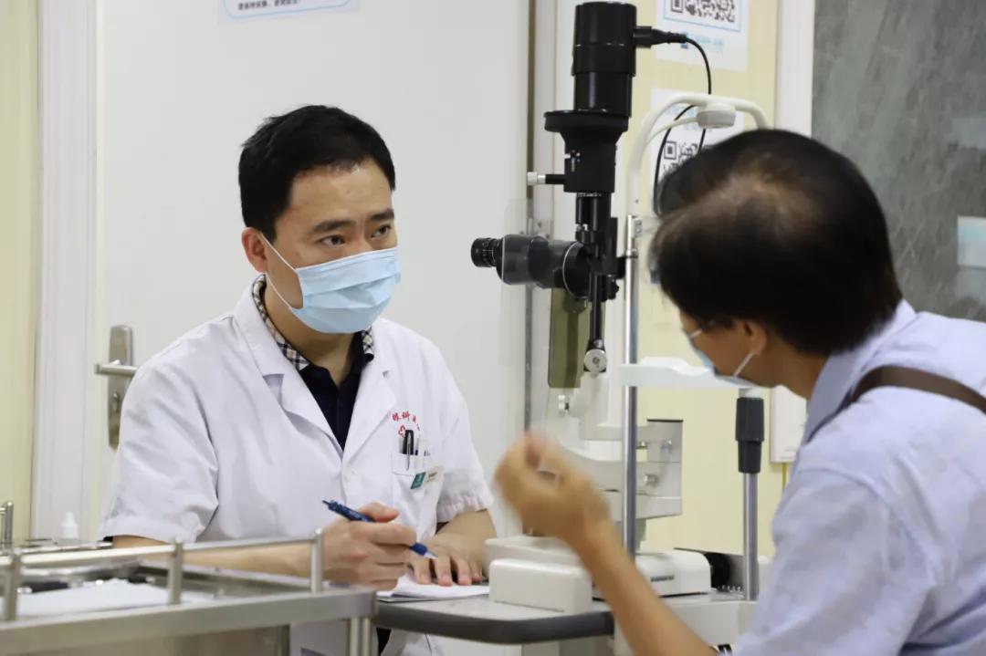 戴隐形眼镜后不清醒,戴隐形眼镜后疼痛眼睛出现重影