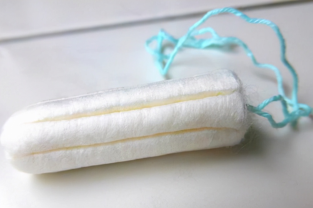 18岁少女,偷用卫生棉条卡住,无奈去医院求助,医生:不能这样用