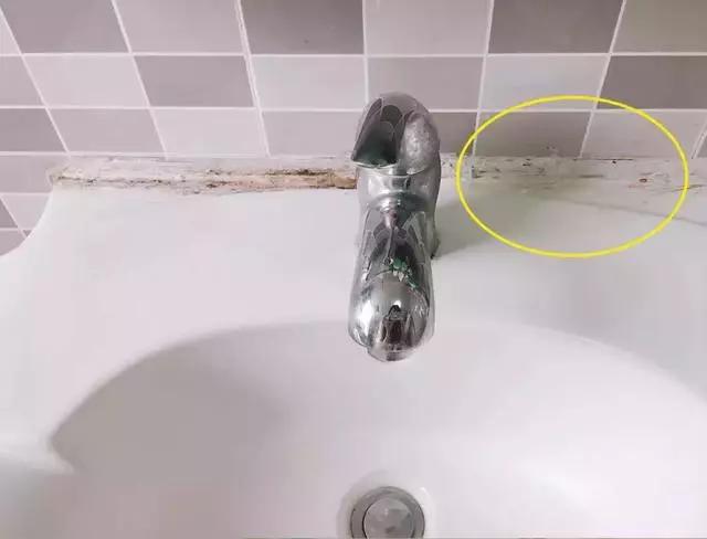 洗碗池缝隙胶发霉变黑处理小技巧,洗碗台漏水维修