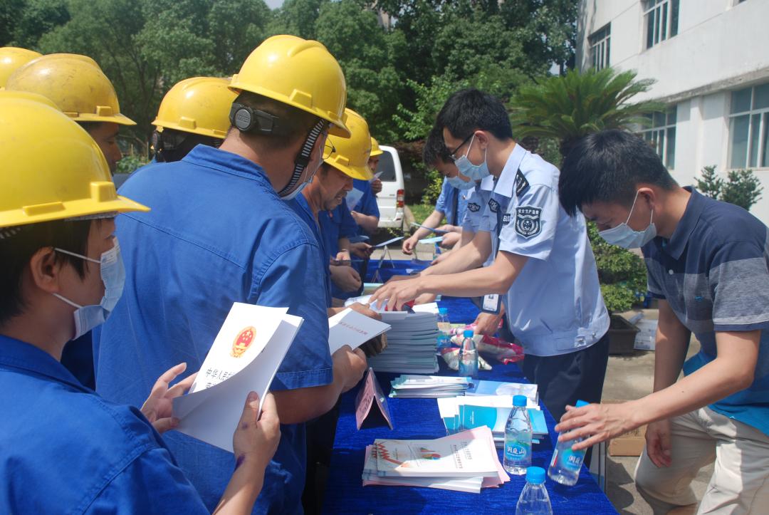 高高兴兴上班平平安安回家下联,高高兴兴上班平平安安回家文案