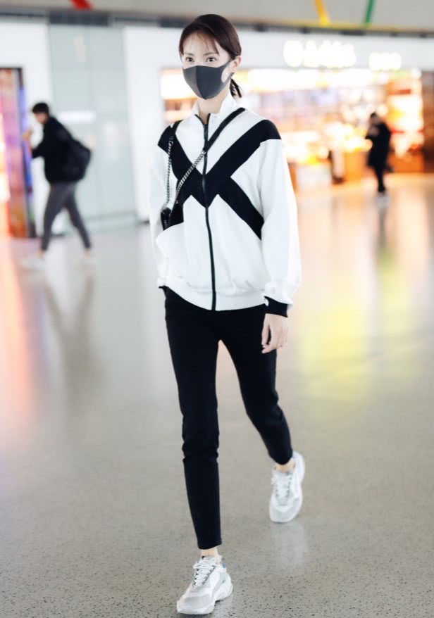 适合学生党的显瘦百搭裤子,阔腿牛仔裤搭配短款连帽卫衣学生