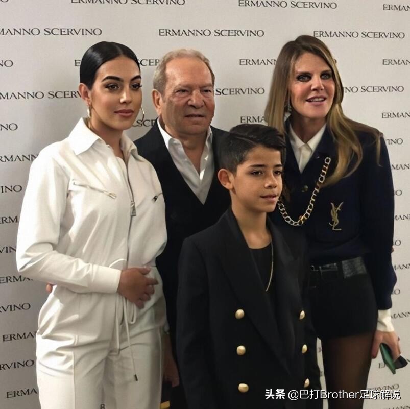 乔治娜一路小跑奔向舞台下的c罗,乔治娜看c罗比赛帽子戏法