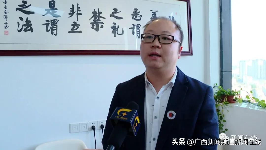 男子当街踢死小猫确认死亡后离开,广西男子一脚踢死小猫后续