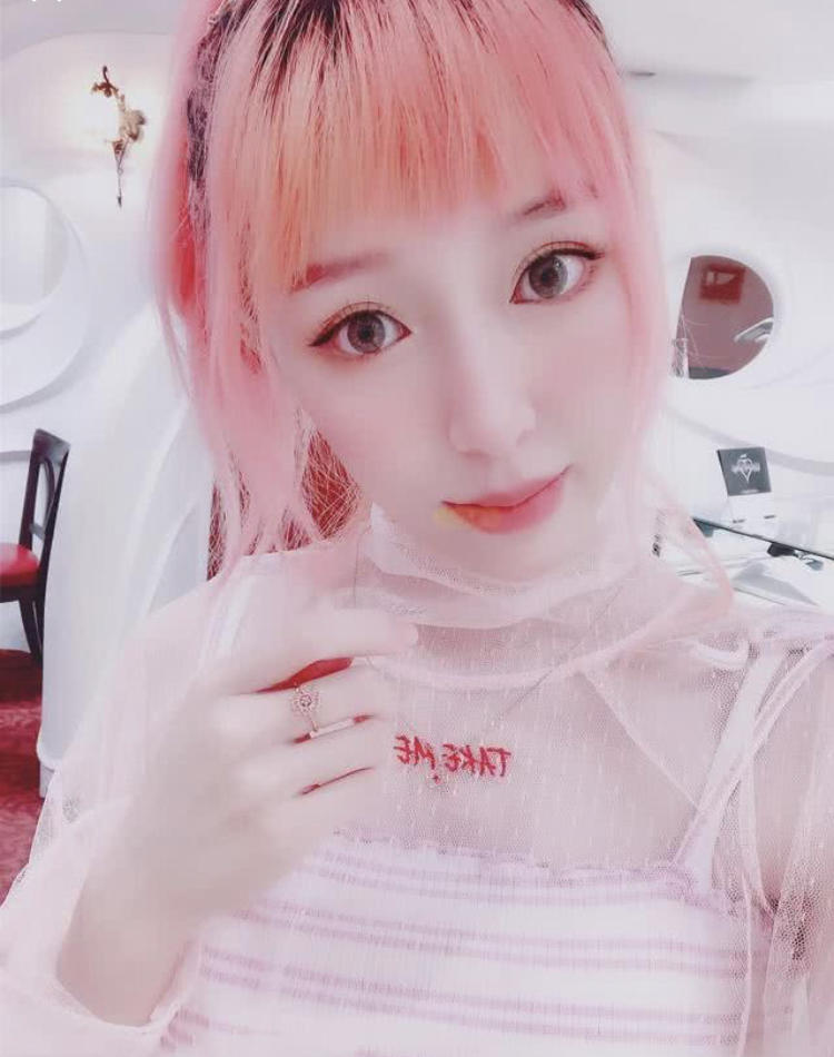 明星纷纷分享喜讯，一香港歌手却自曝娇妻被天王巨星要求一同*欢寻**