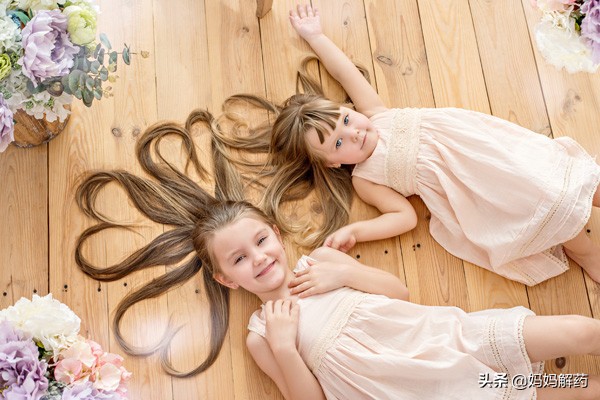 天气凉了宝宝在家不穿鞋,天气凉了孩子不愿意穿鞋子