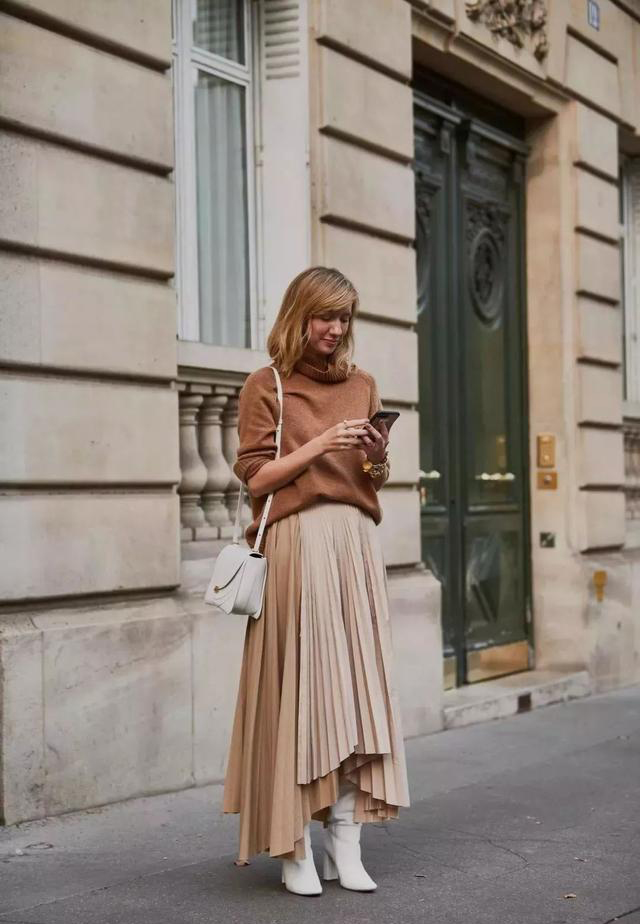 一条一年四季都能穿的万能百褶裙 (早春穿上这件百褶裙又仙又时髦)