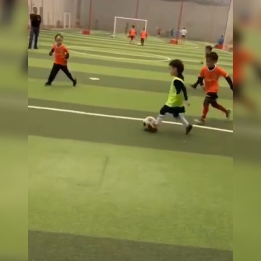 六岁足球过人,6岁中国男孩精通球星球技视频