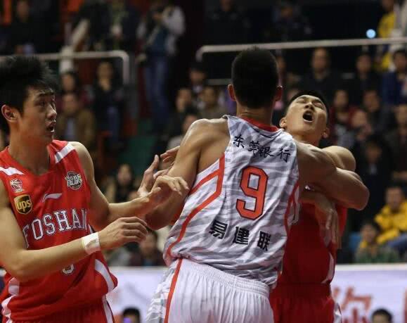 易建联打篮球精彩比赛,易建联打篮球比赛