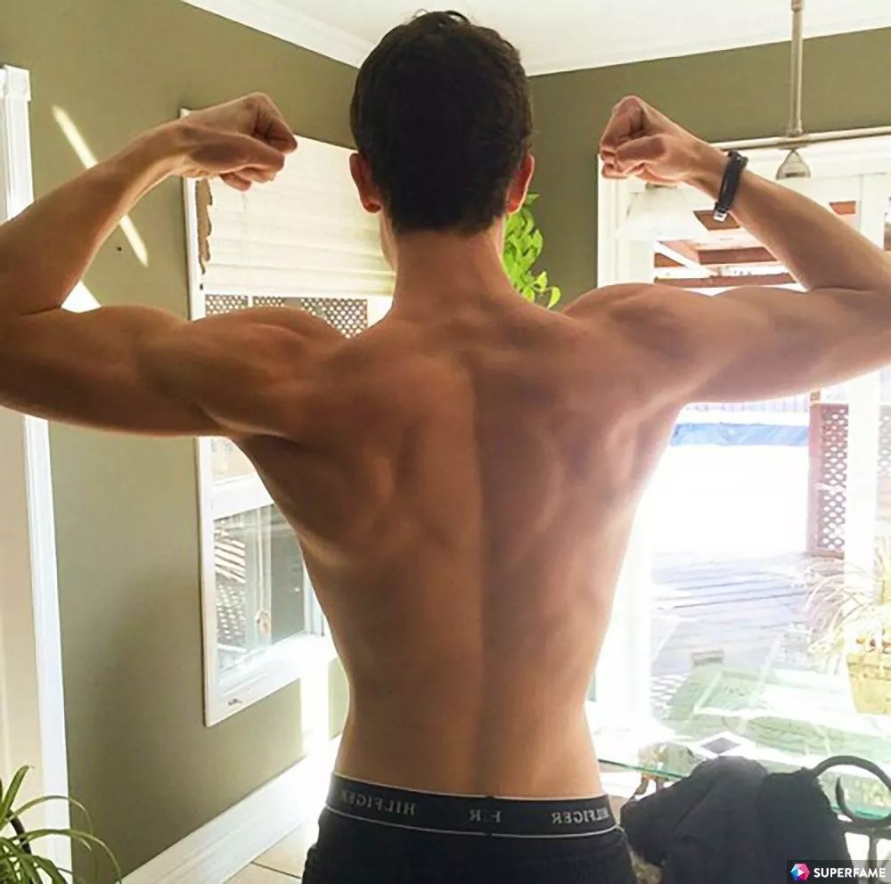 我的天，歌手萌德自曝吸*麻大**并承认了之前与海莉的关系？！