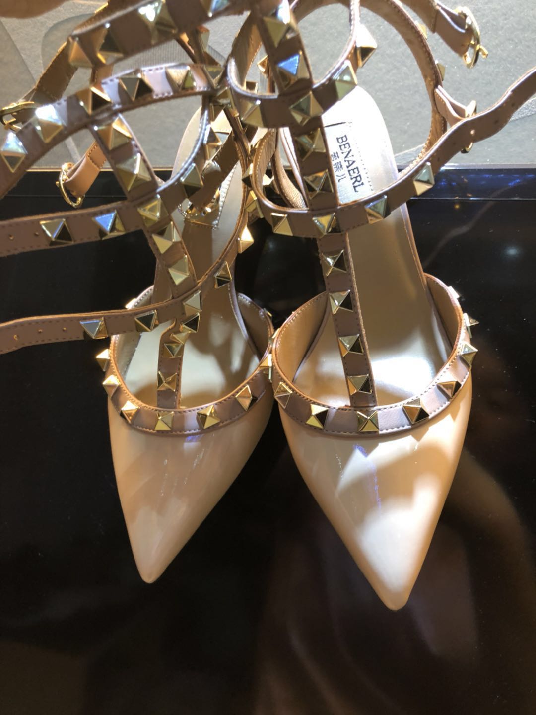 蓓奈儿鞋子怎么样，尖头铆钉凉鞋试用介绍