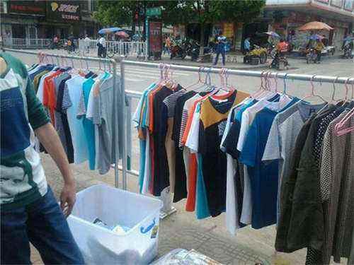 新手摆地摊什么最好卖最赚钱,摆地摊每天能挣1000多地摊经济