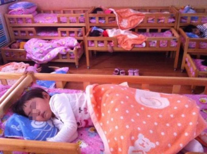 幼儿园小男孩被老师掀开被子,幼儿午睡老师盖被子单手