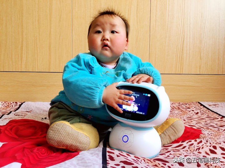 孩子成长的好伙伴，只需要一台巴巴腾智能机器人S3