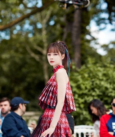 杜海涛沈梦辰幸福美满手牵手,杜海涛穿绿色风衣和沈梦辰写真