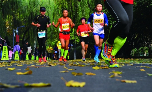 济南超马季节超越奔跑？游培泉破济超马纪录？李晓楠本想减个肥？