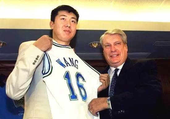 男篮曾逼FIBA修改规则，3中锋齐聚NBA，最近13年却只能依靠易建联