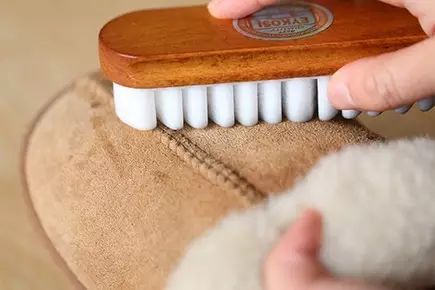 雪地靴掉色发白怎么办小妙招,雪地靴掉色了怎么补回原来的棕色