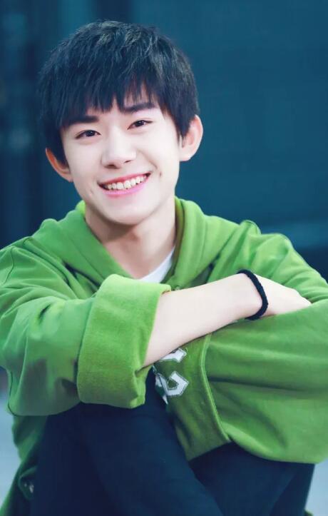 首例明星养成的制度，诞生出的璀璨少年，万众可倾——TFBOYS