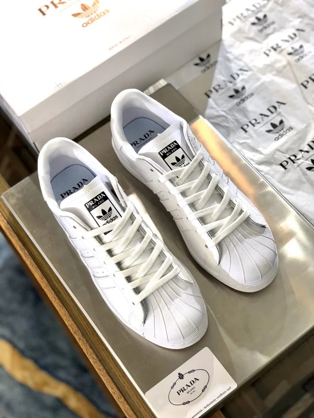 阿迪达斯贝壳头联名有哪些,普拉达贝壳包包价格表