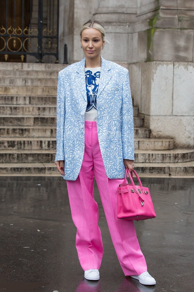 这些颜色搭配让你穿起来高大尚,粉红色服装好看