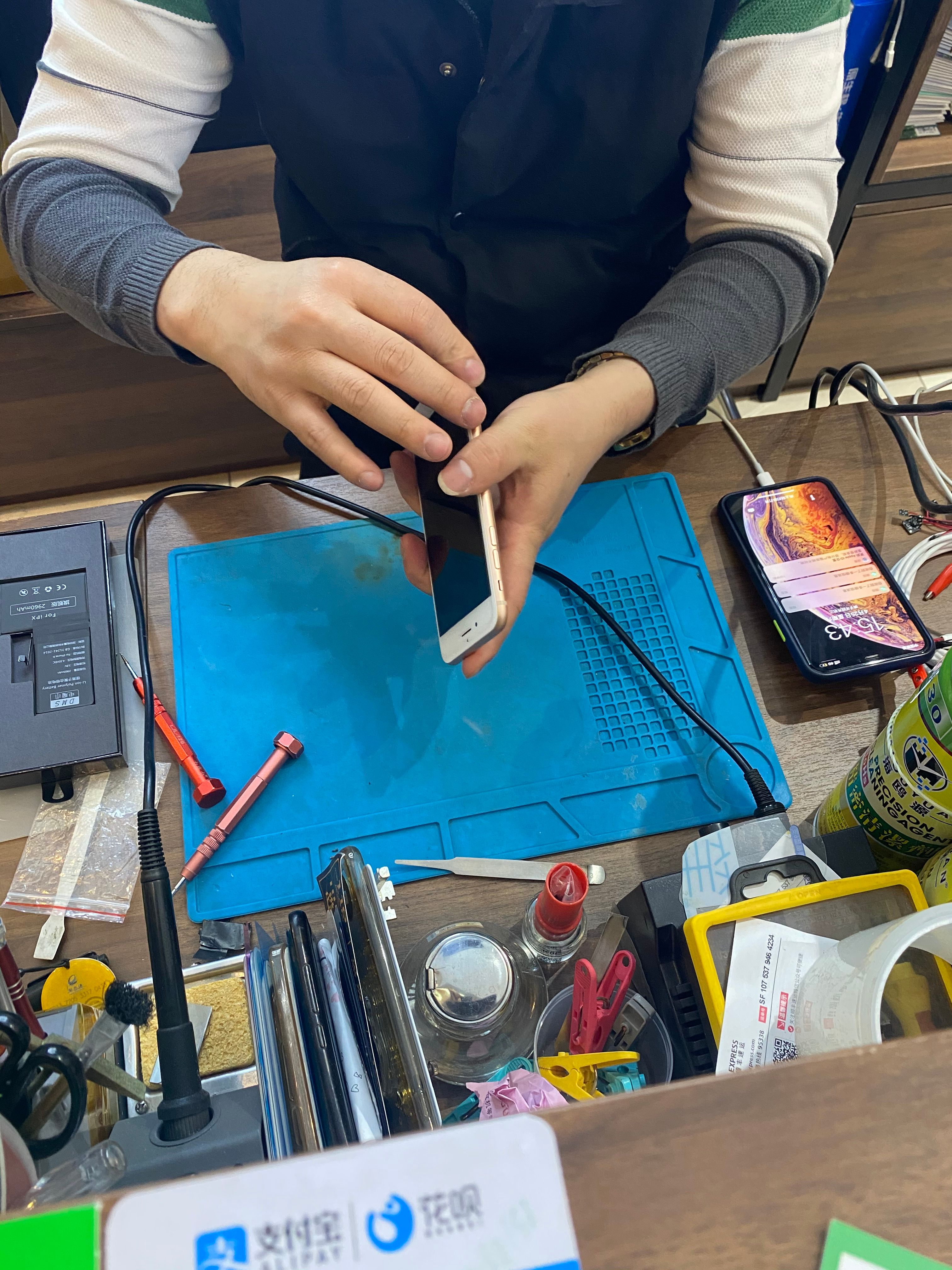 iphone8p更换官方电池,苹果8p更换第三方电池会怎么样