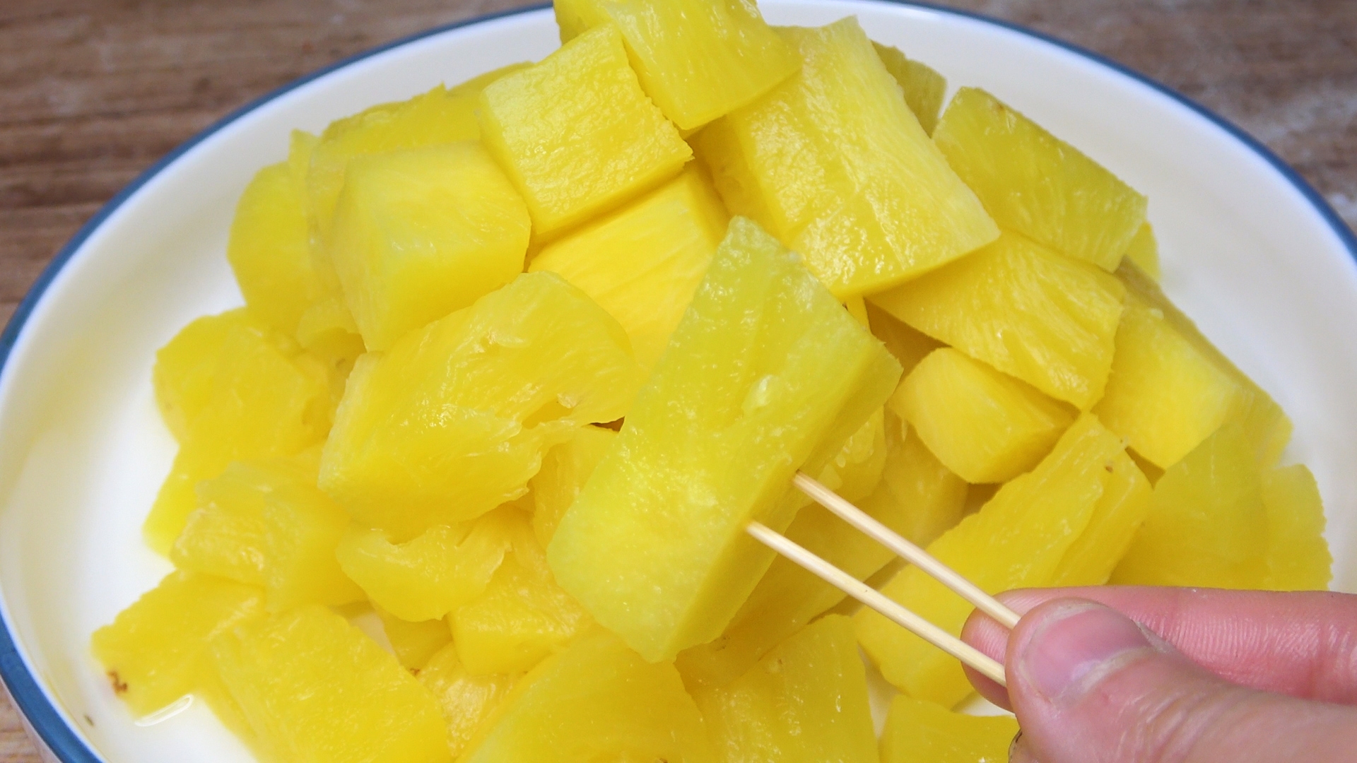 菠萝为什么要用盐水泡一下才好吃,菠萝直接用盐水泡多久好吃