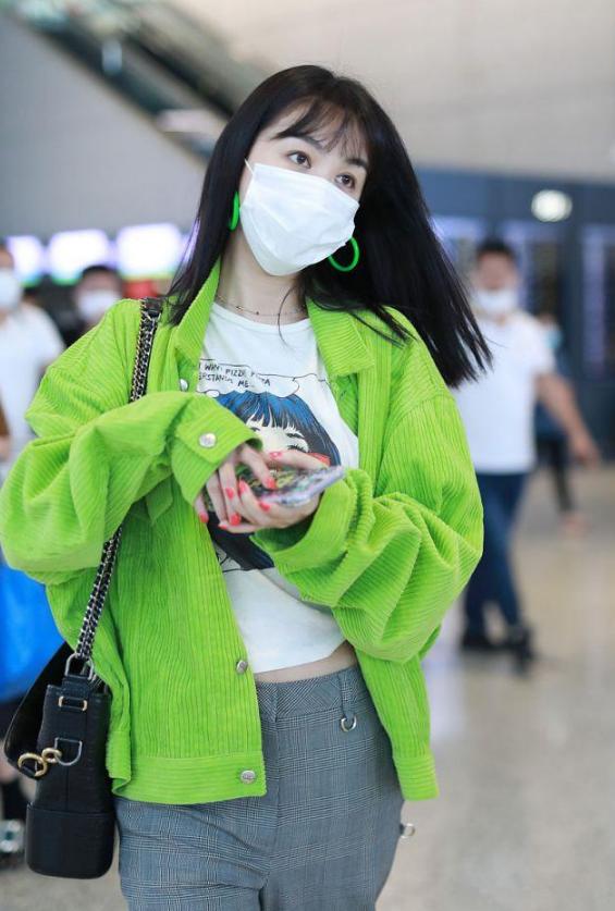 李菲儿皮草配破洞裤穿搭,李菲儿冬季穿衣搭配最新