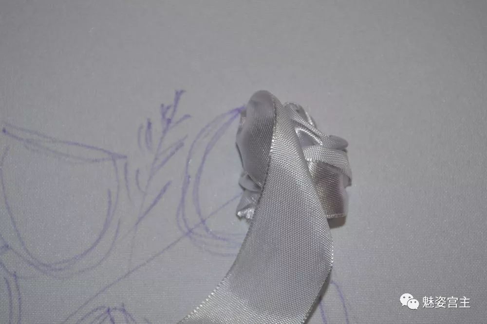 丝带绣盘结玫瑰花绣法图解,丝带绣图案教程牡丹