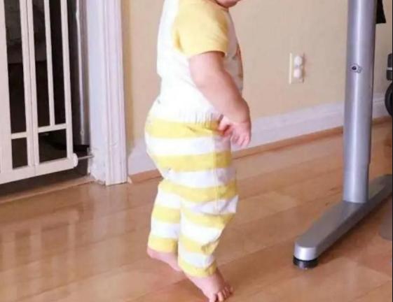 宝宝爱踮着脚尖走路是什么原因,宝宝爱踮脚尖走路