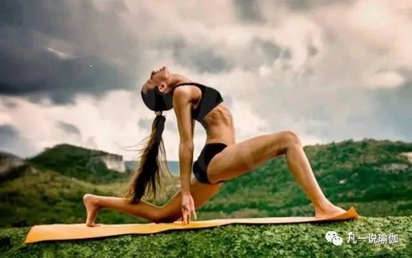 瑜伽下竖叉训练方法,从零基础练习瑜伽劈竖叉