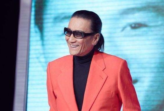 84岁谢贤穿皮衣状态好,80岁的谢贤依然帅气迷人