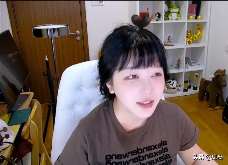 刘飞儿为甜品店研发新品，以身试“毒”上吐下泻