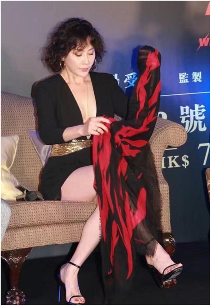 53岁刘嘉玲穿大花裙展复古情怀,刘嘉玲深v开叉裙