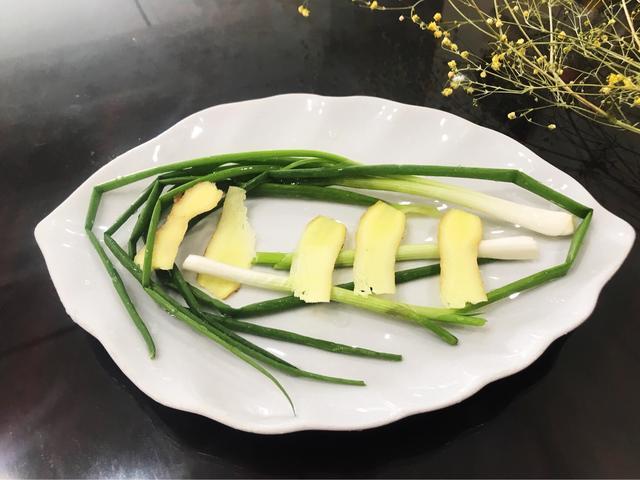 清蒸鱼需要提前用盐料酒腌制吗,清蒸鱼腌鱼的时候要不要放盐